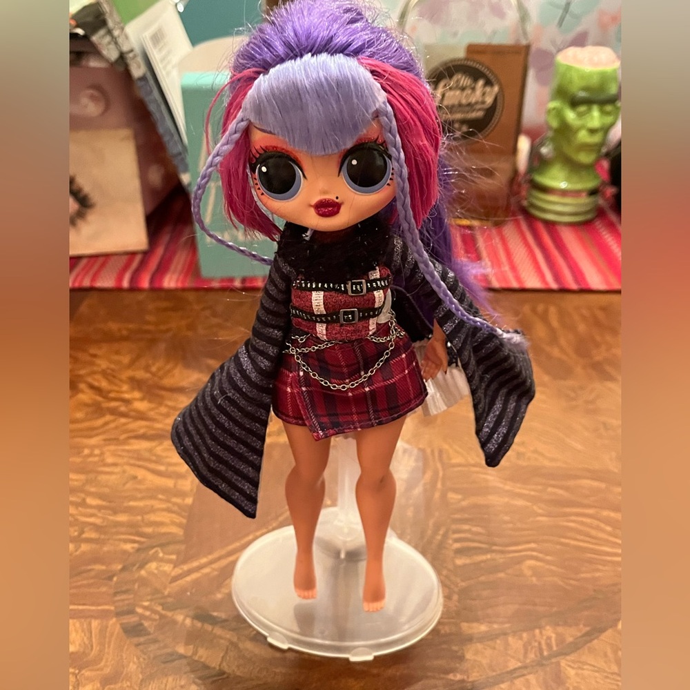 Lol, doll, rocker, vamp. Awesome hairstyle purple w some pink, great outfit.